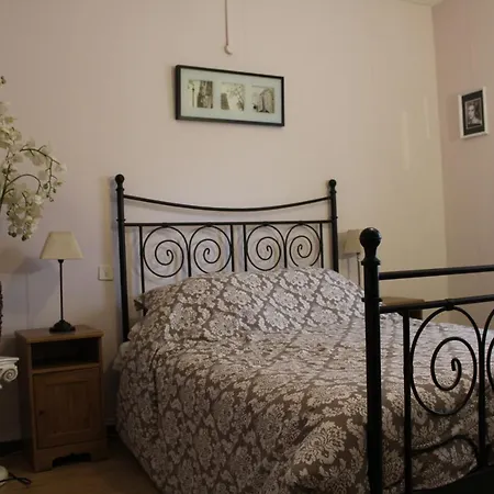 Bed & Breakfast Le Chat Botte - Vankantiehuis In Languedoc-roussillion Routier