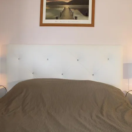 Bed & Breakfast Le Chat Botte - Vankantiehuis In Languedoc-roussillion *