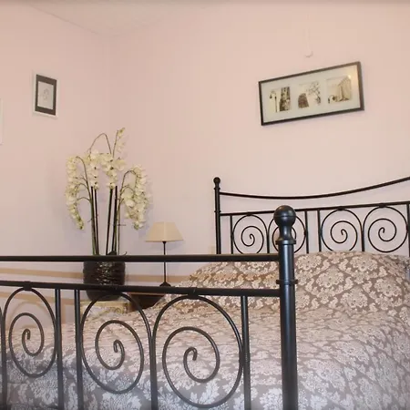 Bed & Breakfast Le Chat Botte - Vankantiehuis In Languedoc-roussillion *